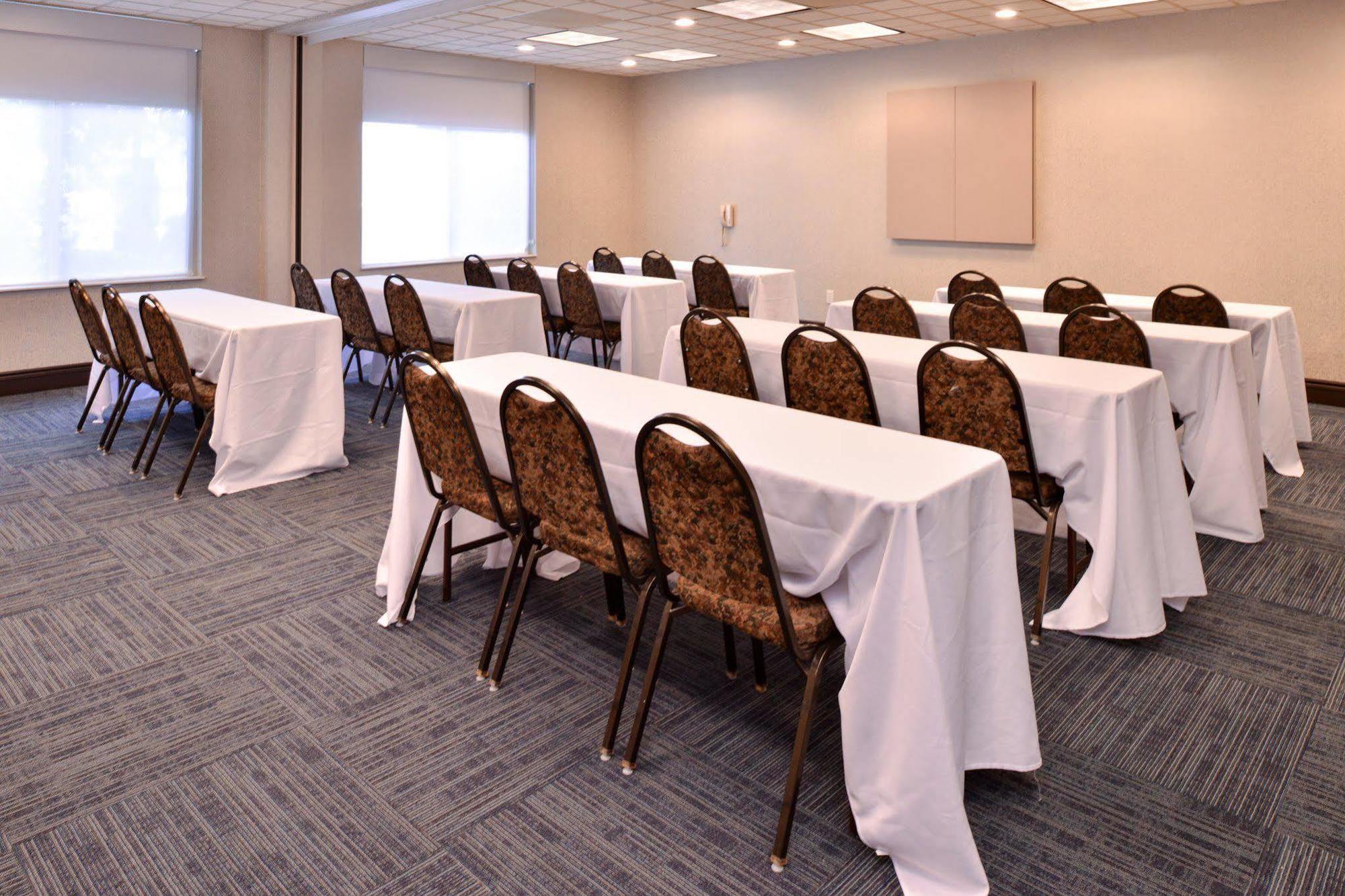 Express Portland West/hillsboro By Ihg Hotel 2*